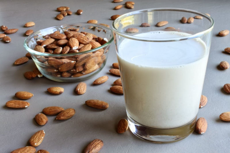 Os leites vegetais podem ser preparados em casa, num processo simples e rápido